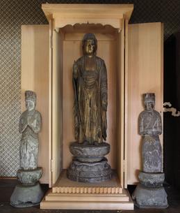 3体の像があり左右の像は小さくて真ん中の像は大きい、上黒磯の木造阿弥陀如来立像の写真