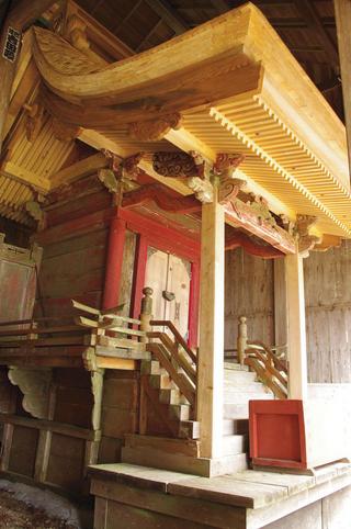 屋内にある、木で作られた嶽山箒根神社奥の院（日光山神社）の写真