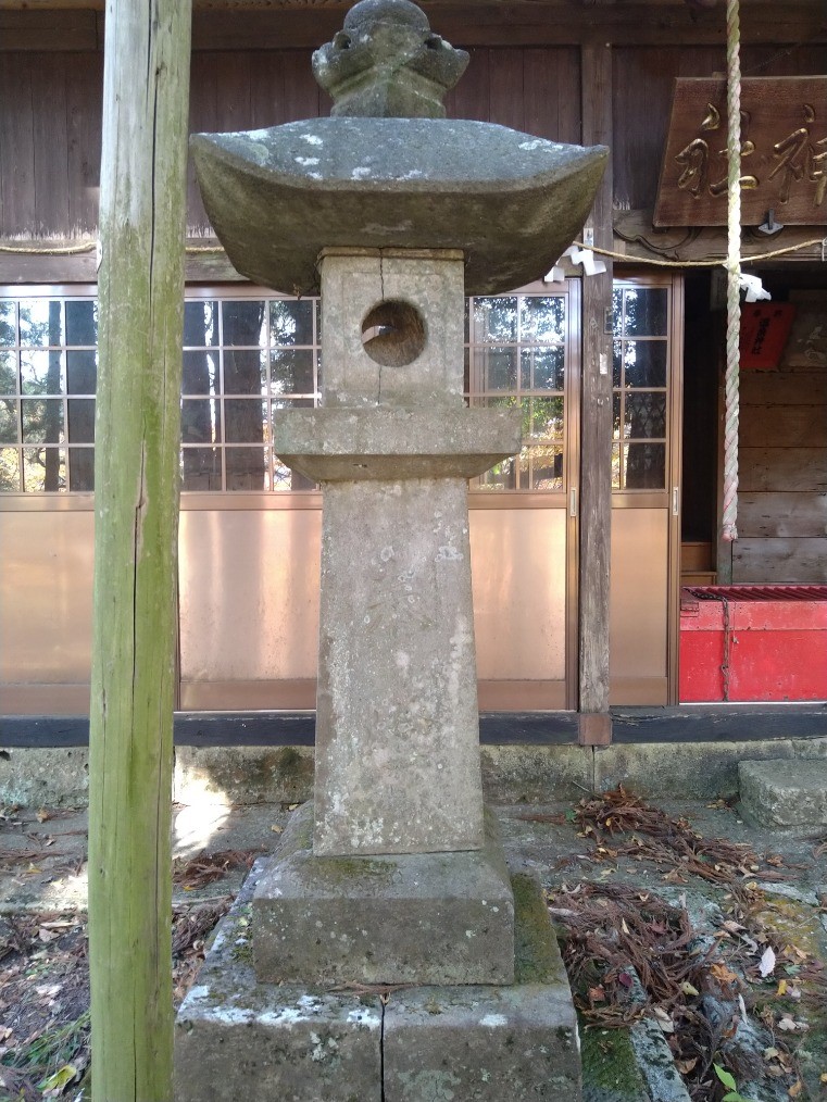 大田原城主献納石灯籠（左）