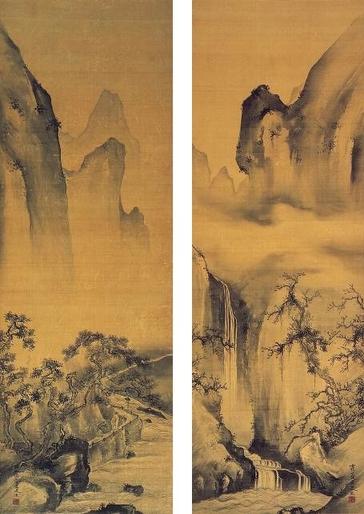 柔らかい筆使いで山や岩などが描かれている、2枚の「絹本墨画 松渓曳杖図」の絵の写真