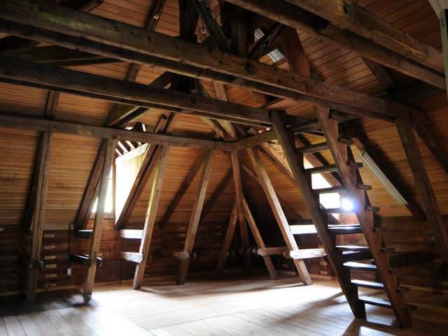 ドイツ様式の構法で作られた木造の小屋裏写真の写真