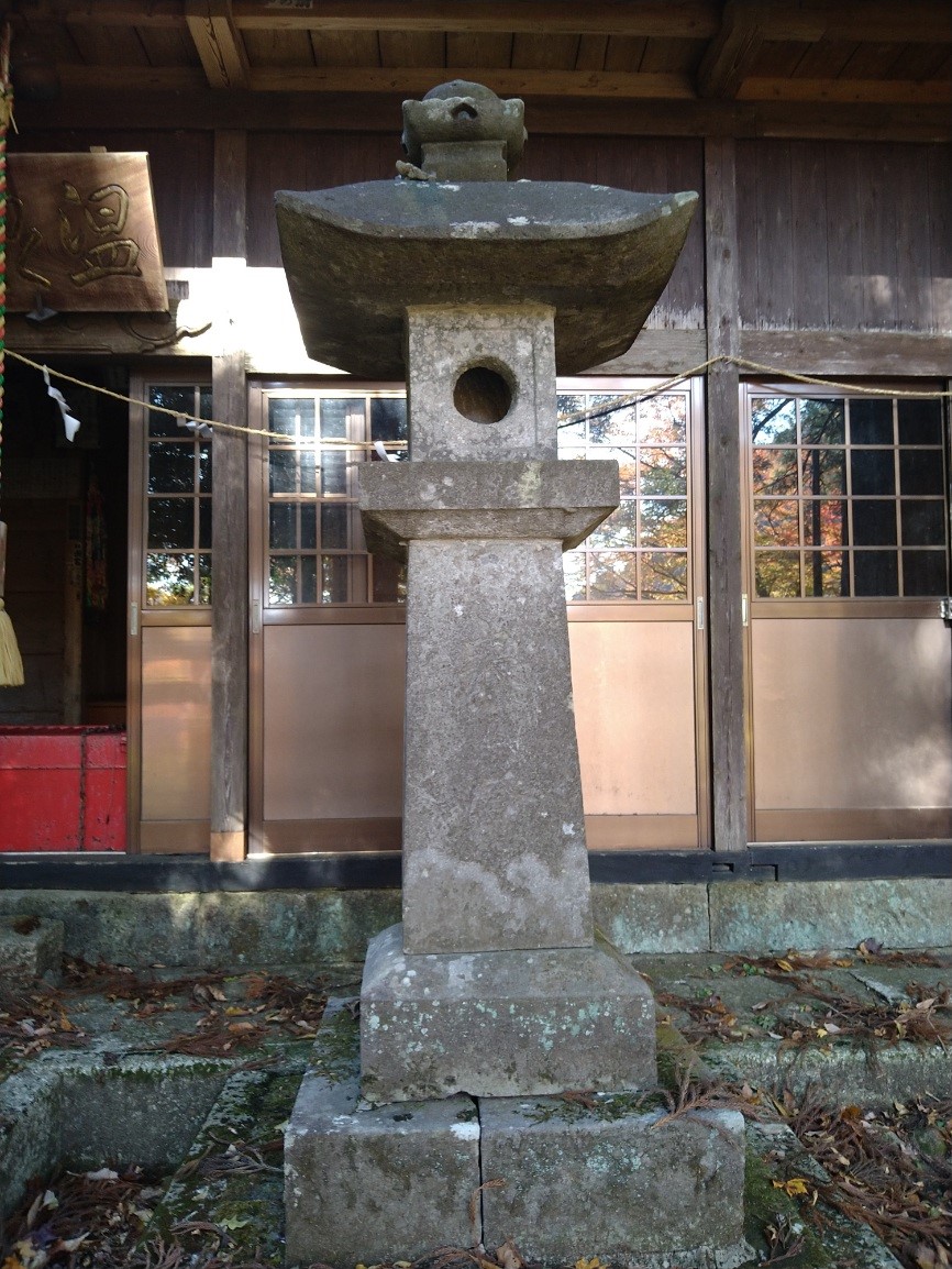 大田原城主献納石灯籠（右）