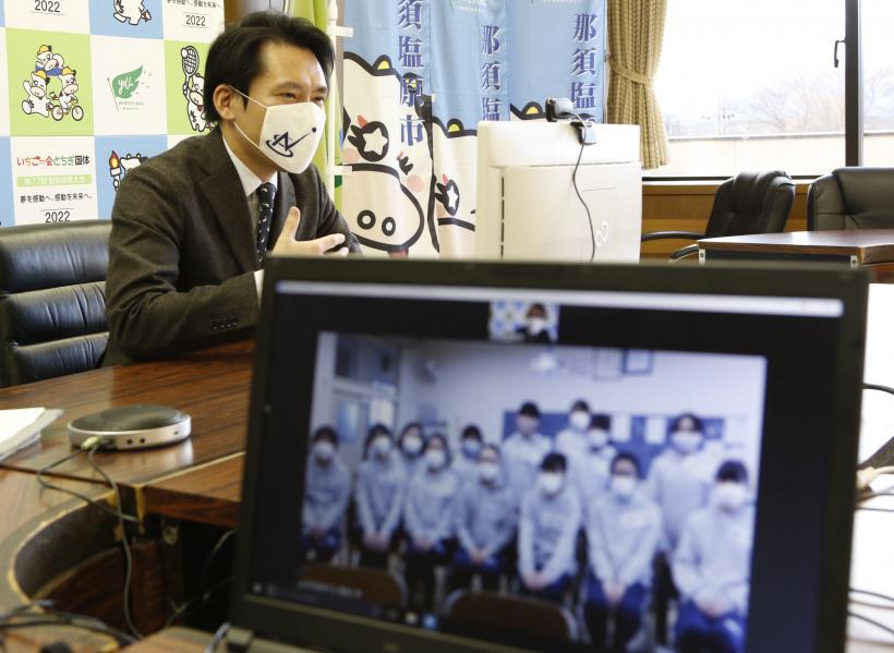 豊浦女子ミニバスケットボールクラブのメンバーとリモートで接続され、オンラインで交流している市長の写真