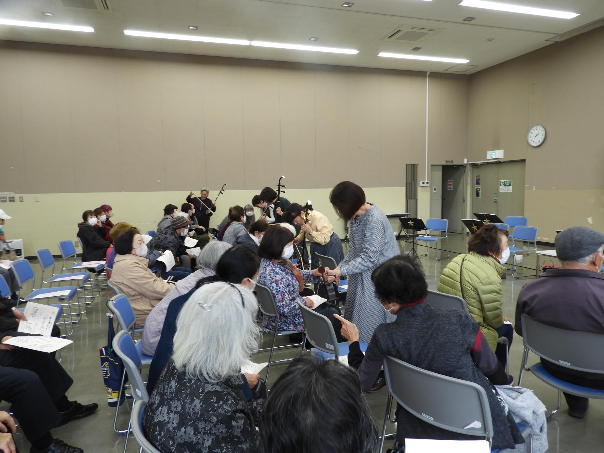 二胡に触れてみる学級生