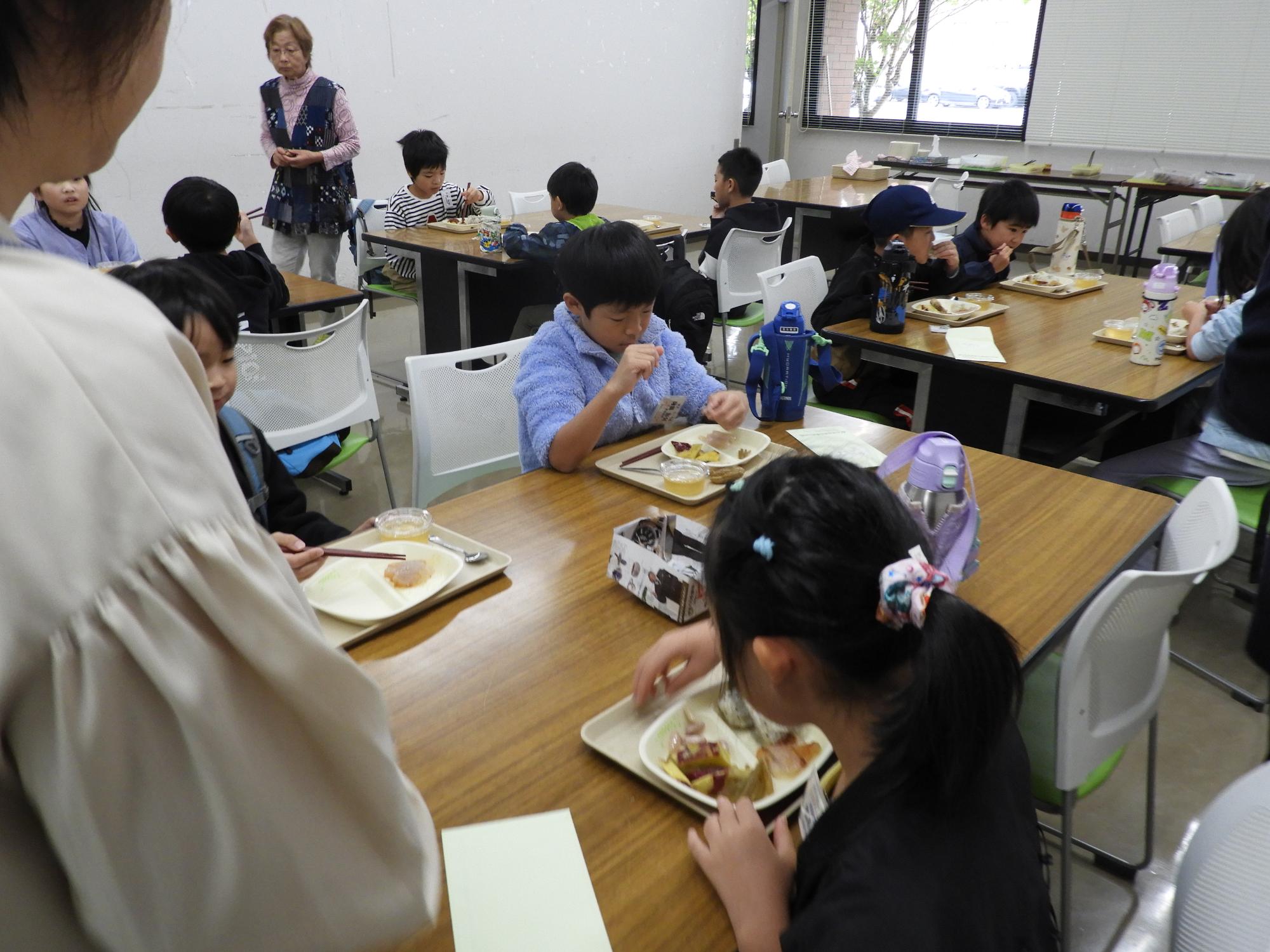 畑で採れた食材を使った小昼飯の試食