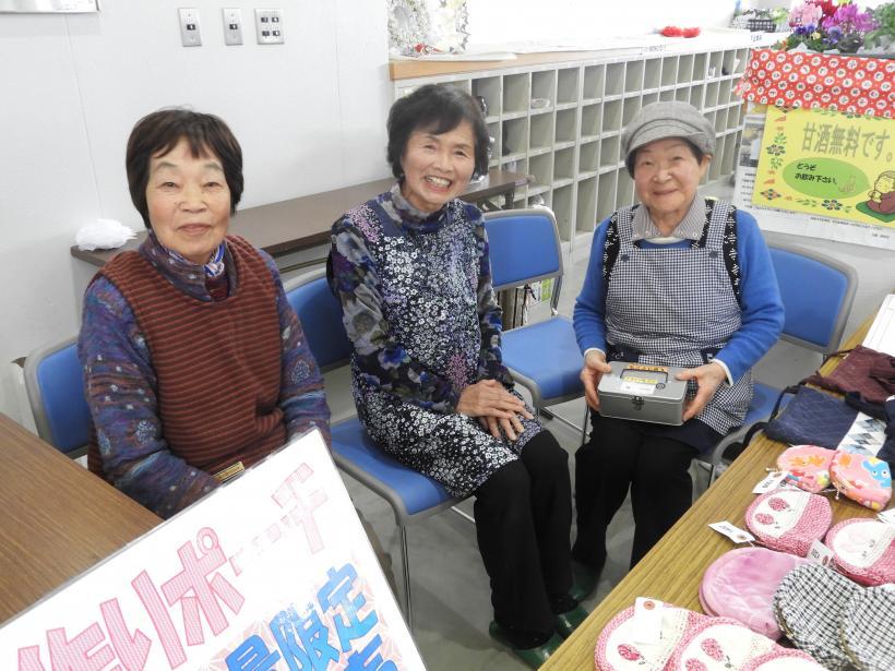 手芸品の販売をしているブースにいる学級生の女性3人の写真