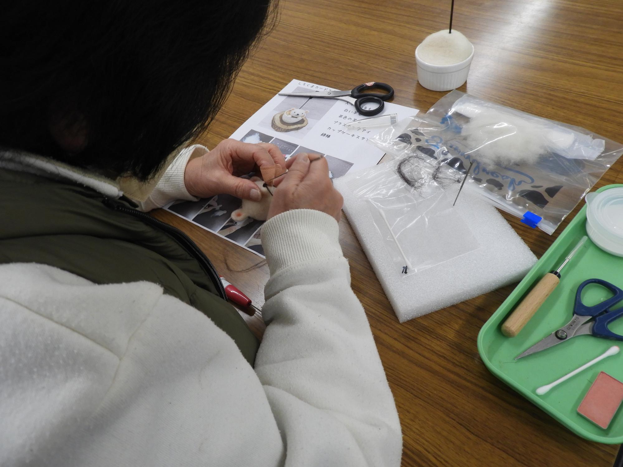 令和6年度趣味の講座羊毛フェルト作業の様子