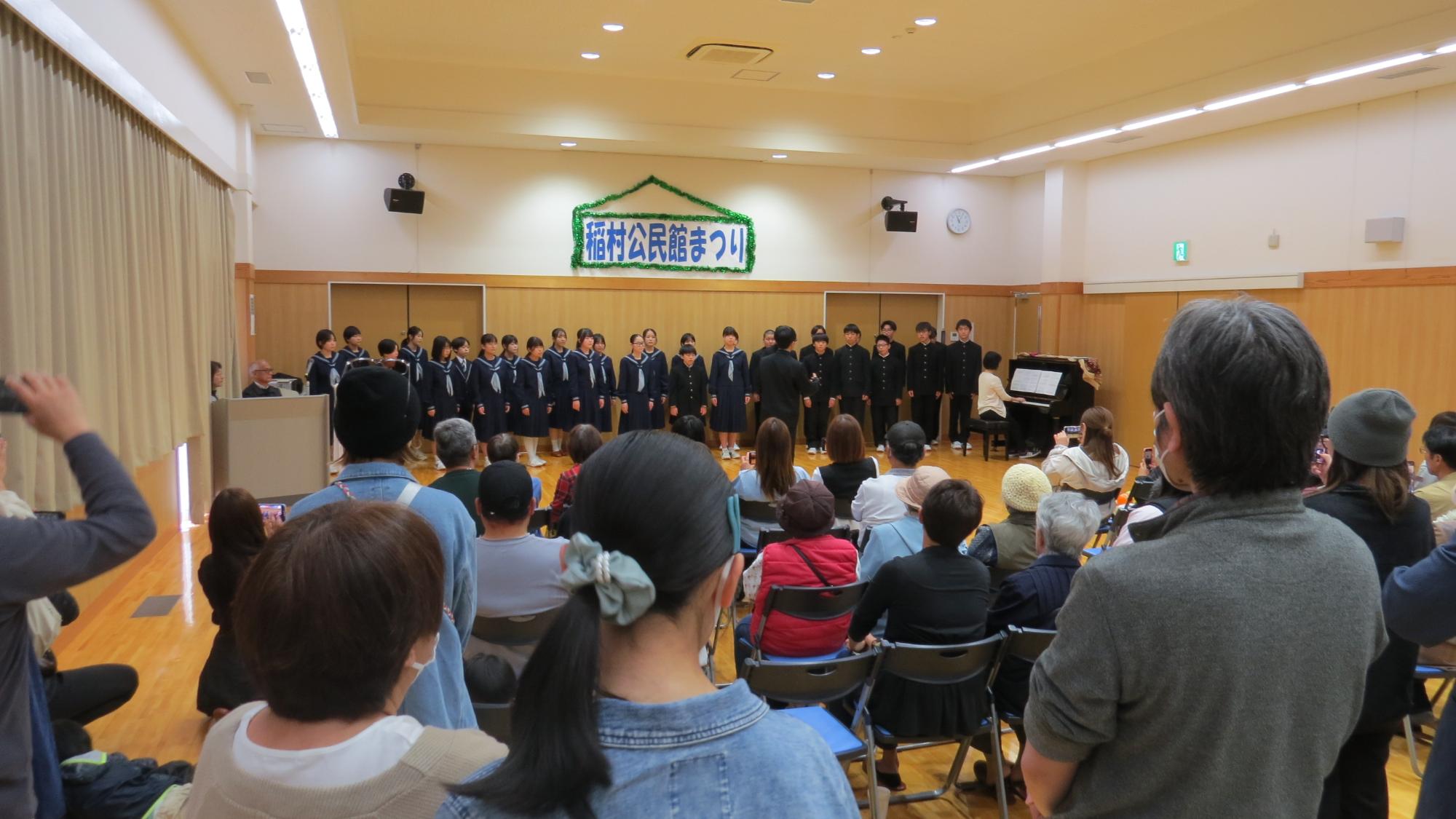 ステージでは、小中学生の合唱を発表しました