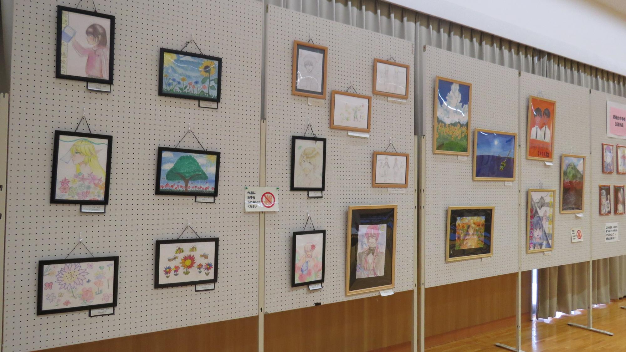 公民館管内の小中学校の作品も展示しています