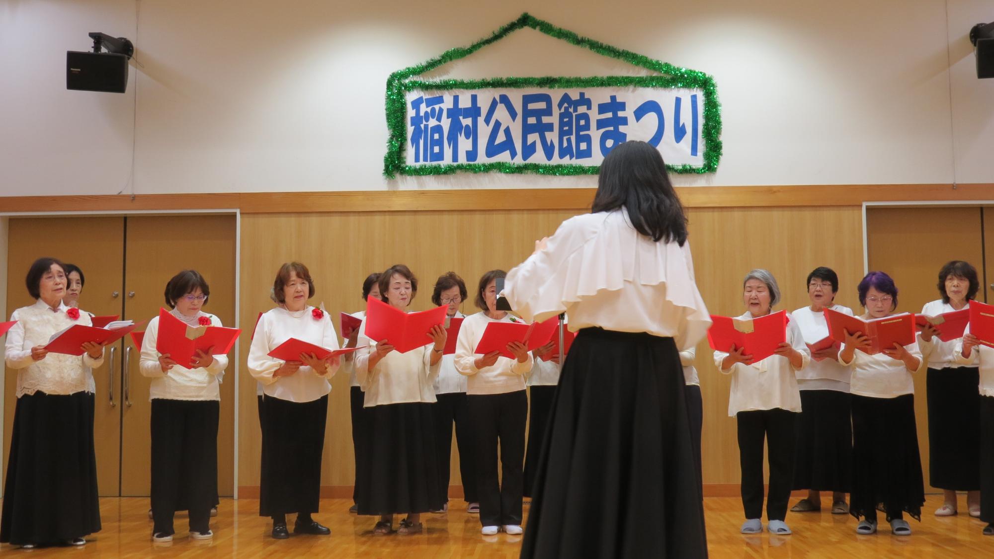 公民館で活動するサークルの合唱や合奏、ダンスなどの発表もありました
