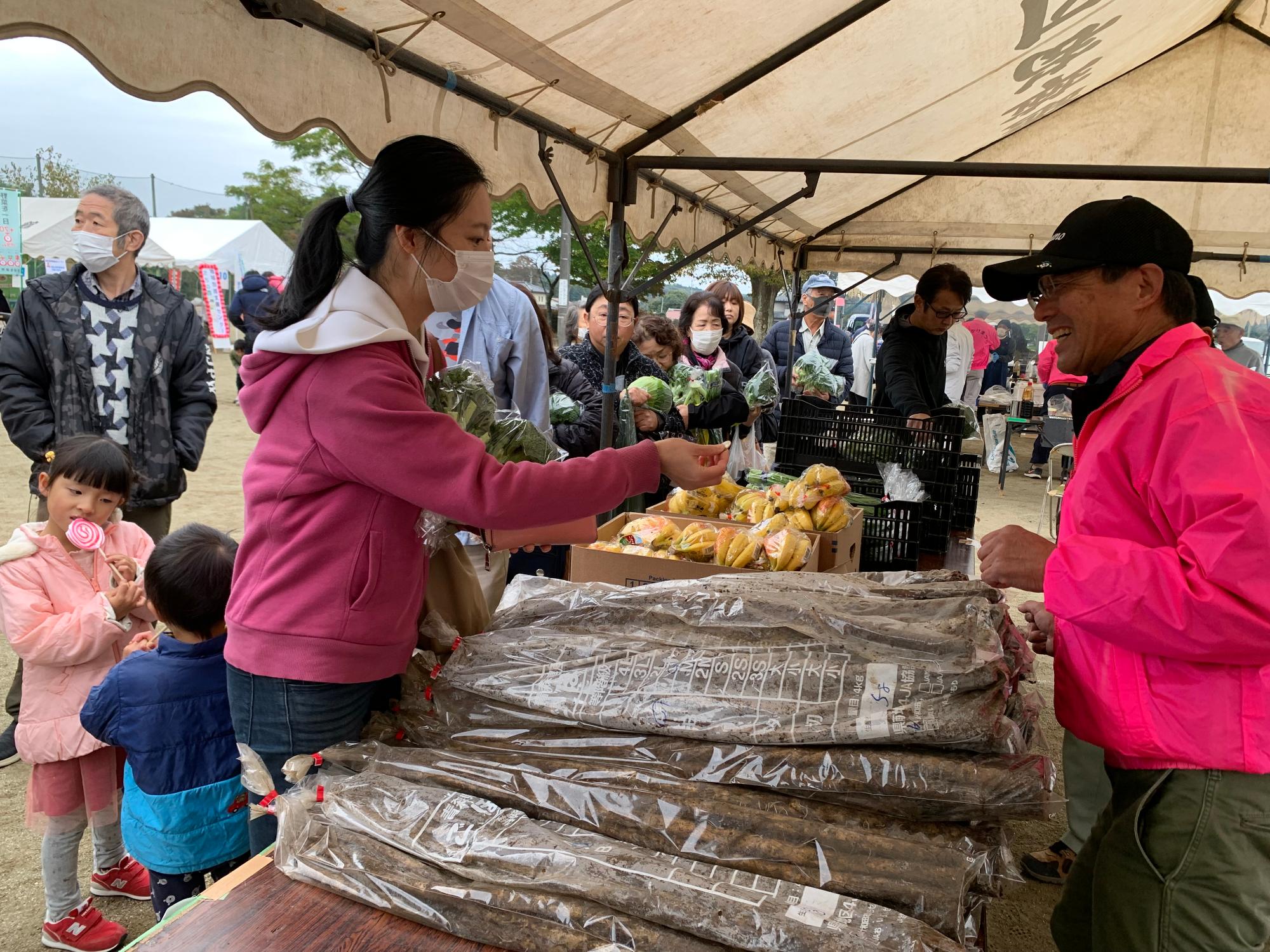 なべかけまつりの抽選会会場に並べられたティッシュや段ボールなどの景品の写真