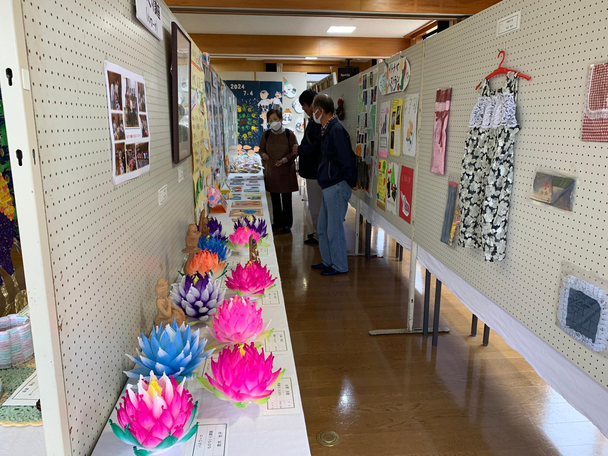 展示会場でつぼやバッグなどの様々な作品が並べられている写真