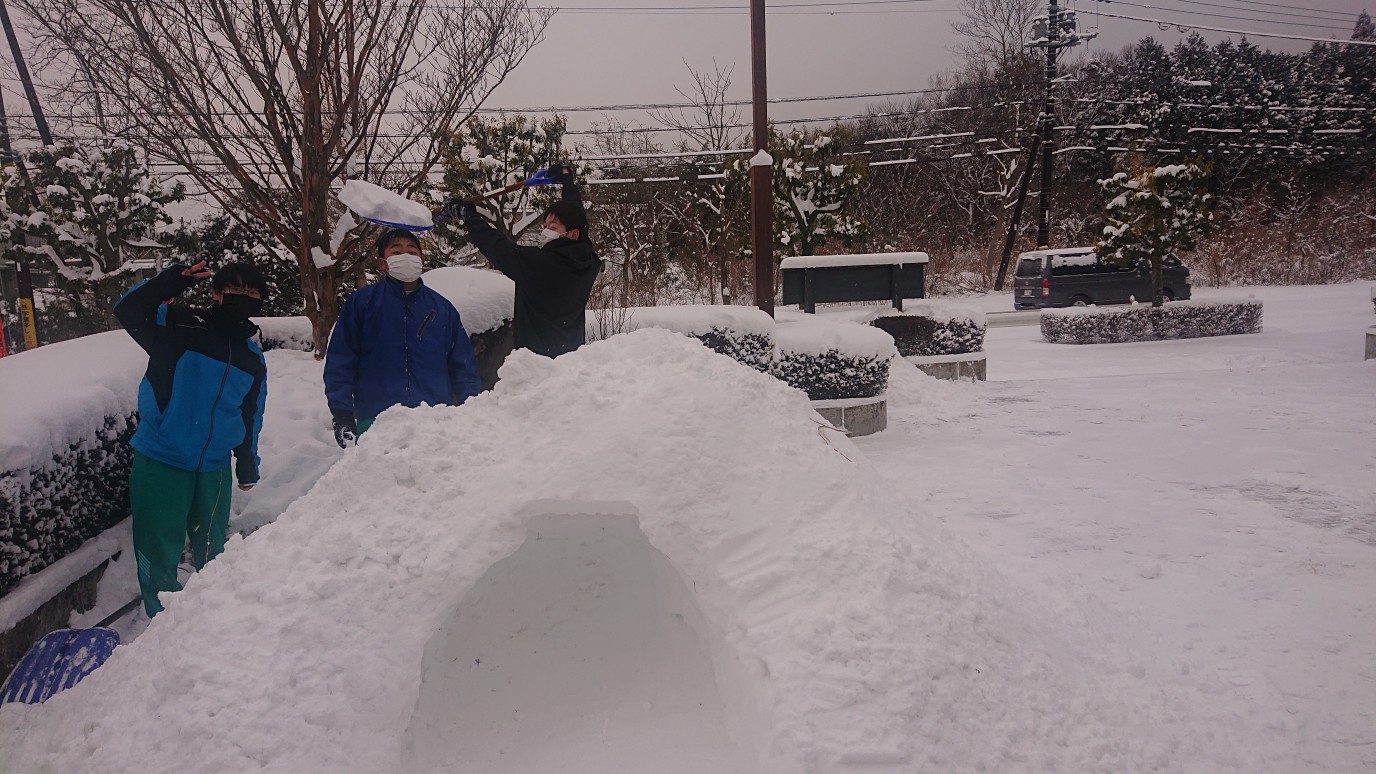 中学生_かまくら製作中