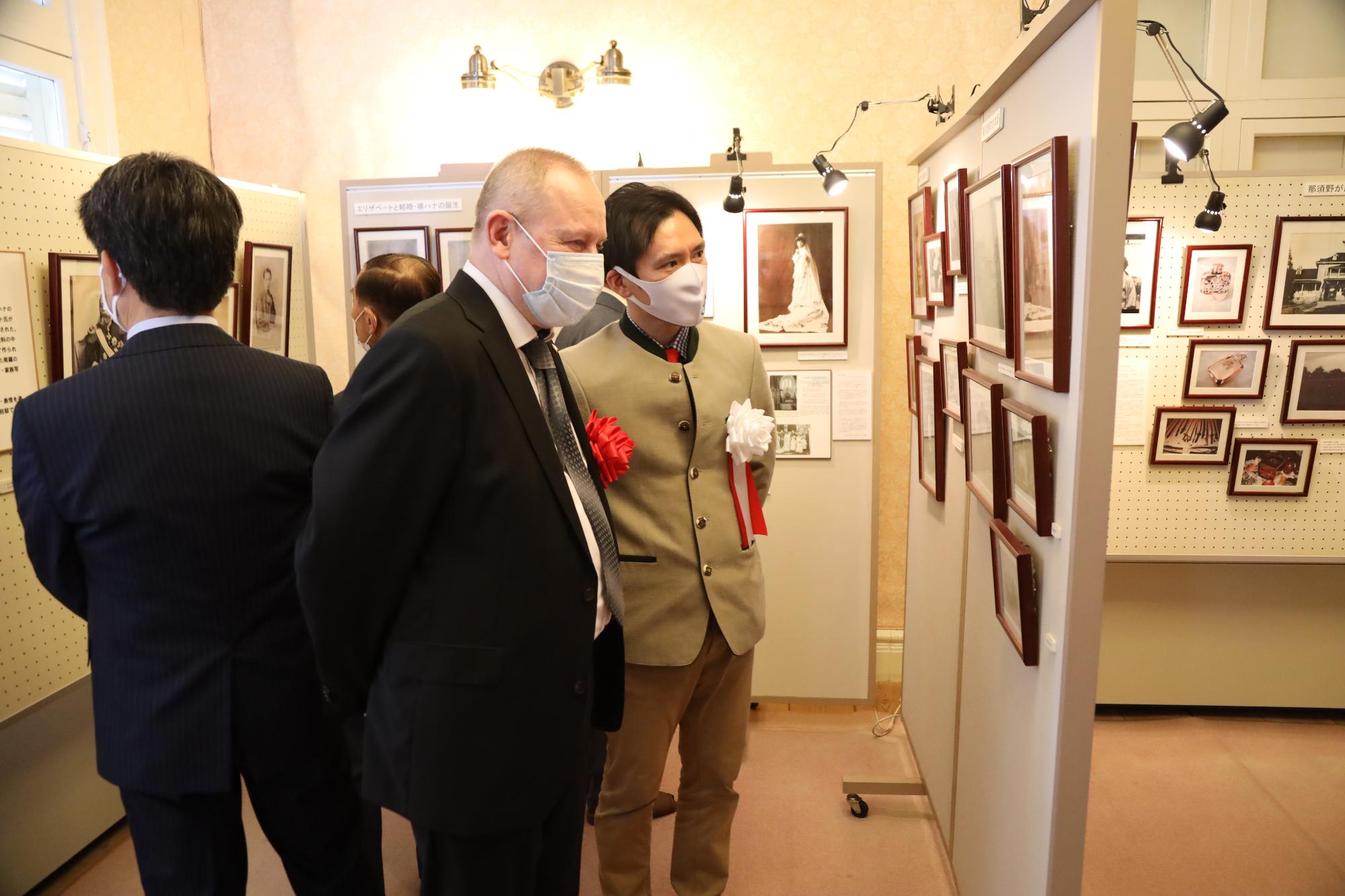 旧青木家那須別邸内のパネルを観覧する市長とドイツ大使館のクラウス・フィーツェ首席公使