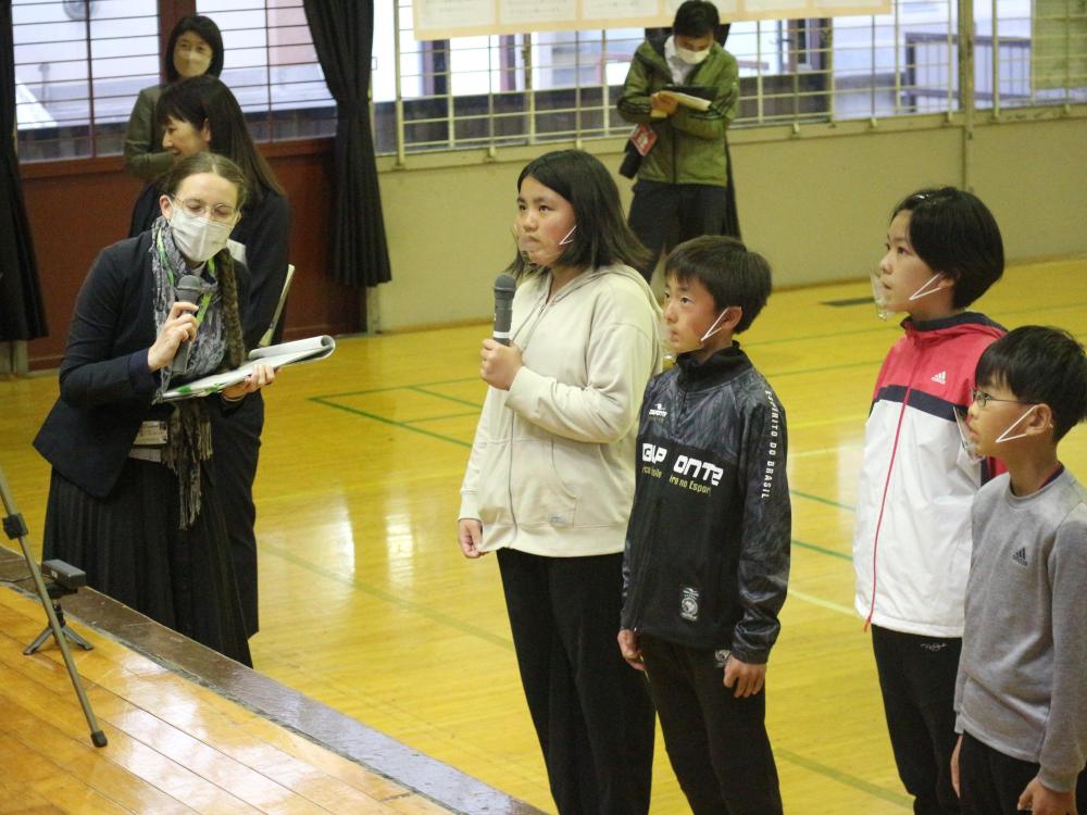 日本の学校紹介をする代表児童