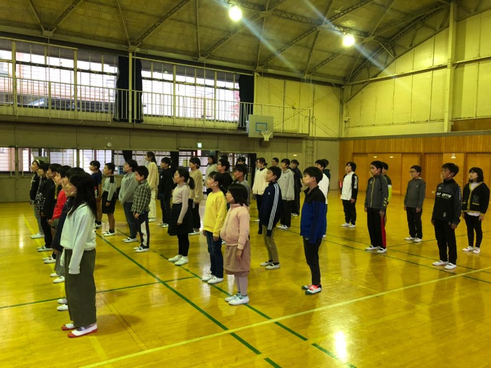 合唱を披露する児童
