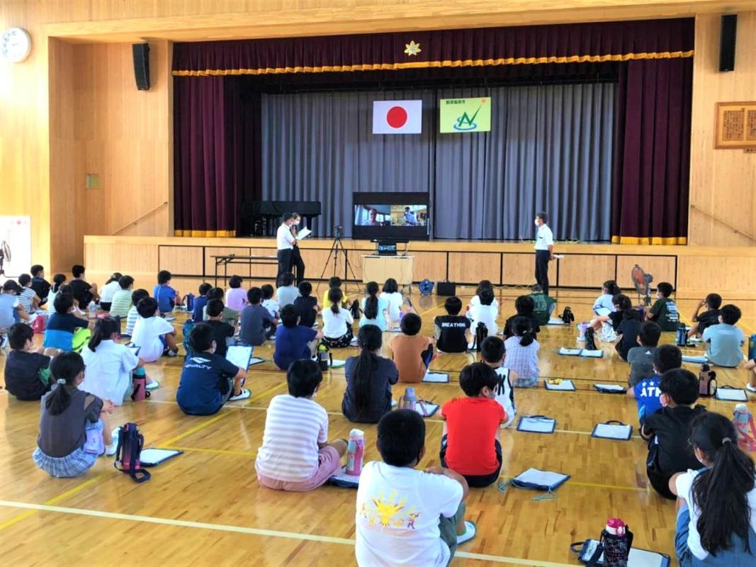 選手に話を真剣に聞く児童たち