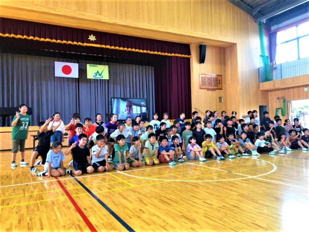 選手と記念撮影をする児童たち