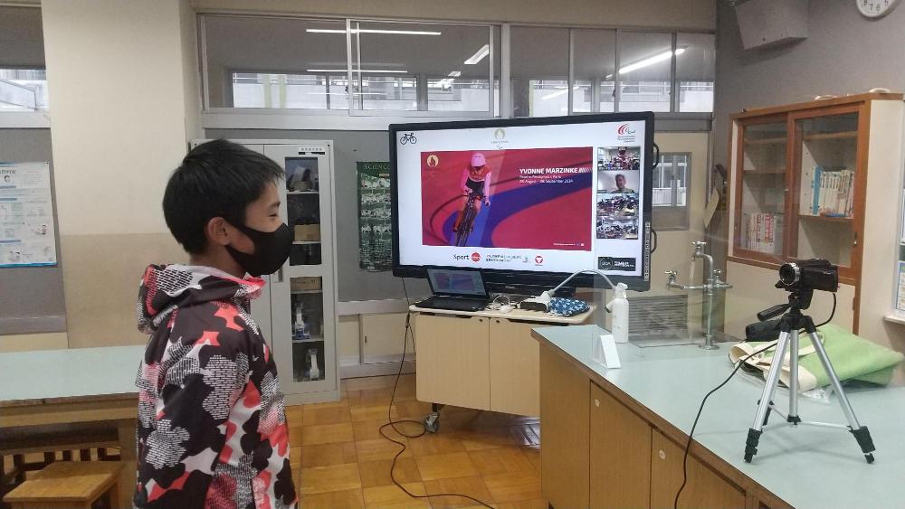 選手に質問をする児童