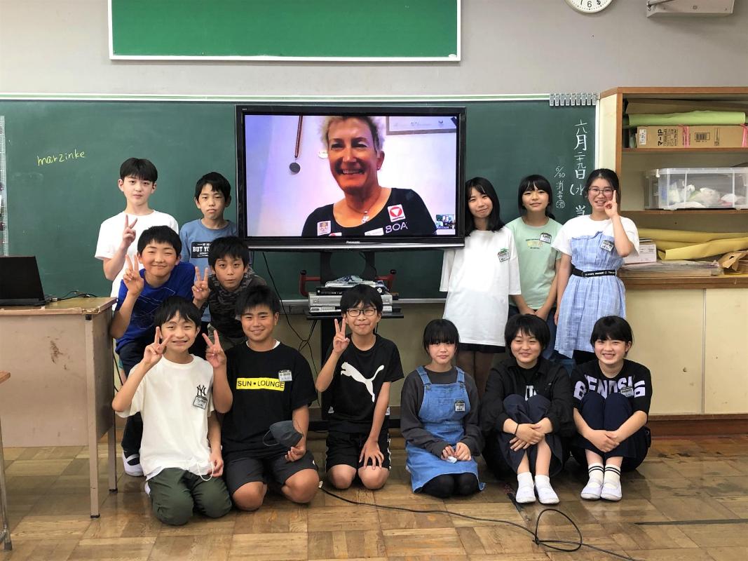 マルツィンケ選手と記念撮影をする児童たち