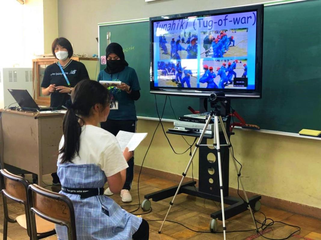 運動会の様子を英語で説明する児童