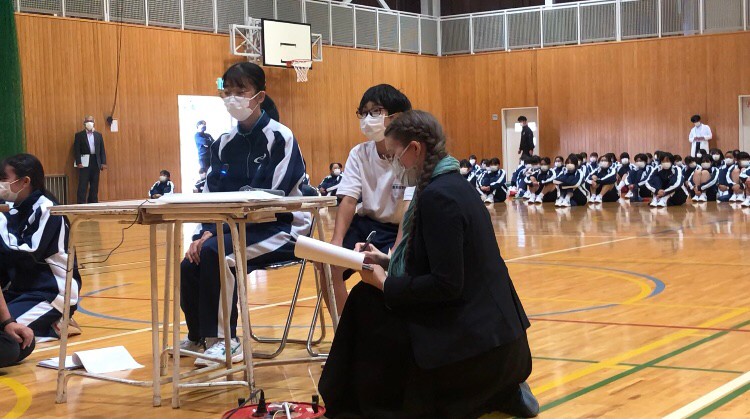 オーストリアについて質問をする代表生徒