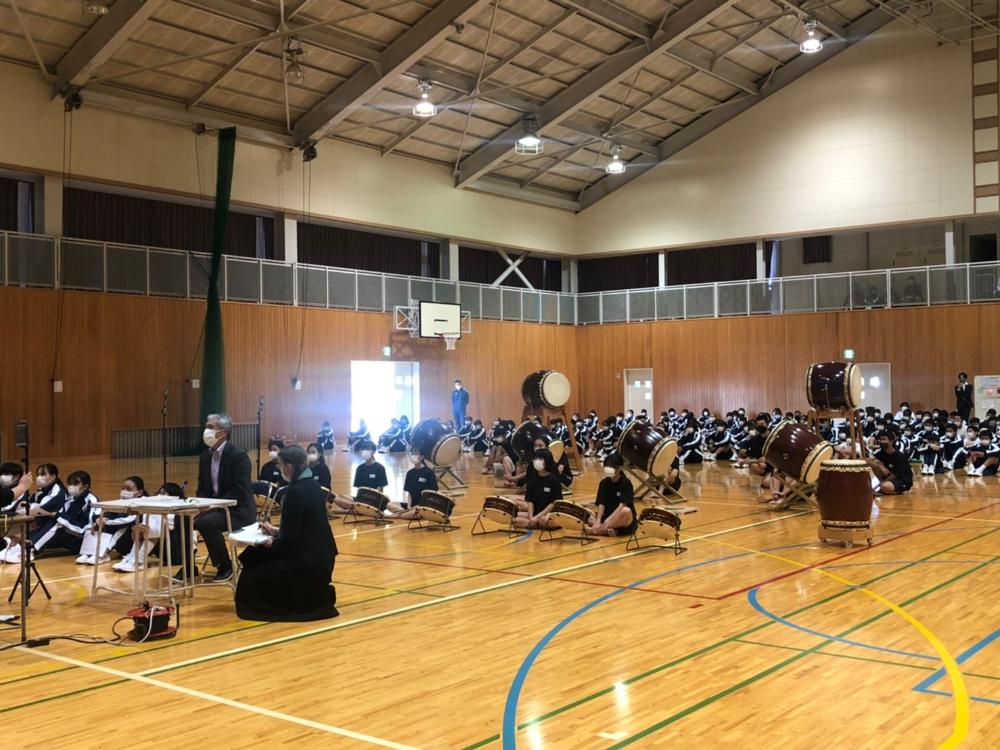 英語で挨拶をする東那須野中学校の校長先生