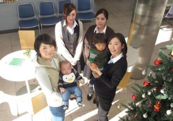 赤ちゃんを抱っこした2人の女声と制服姿の女性が笑顔で写真に映る様子の株式会社黒磯中央自動車学校の写真