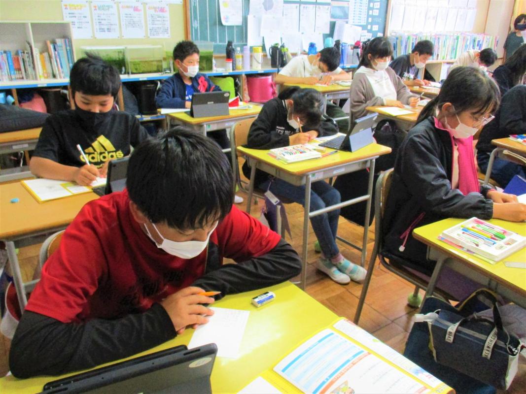 手紙にどんなことを書くか一生懸命考えている児童たち