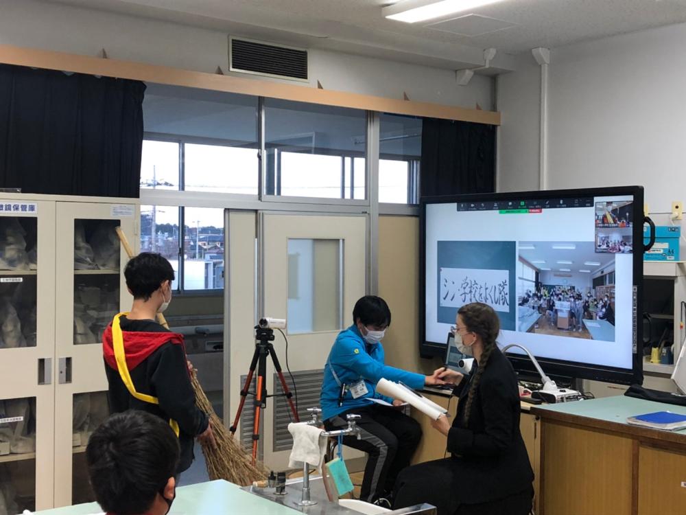 日本の文化を紹介する児童