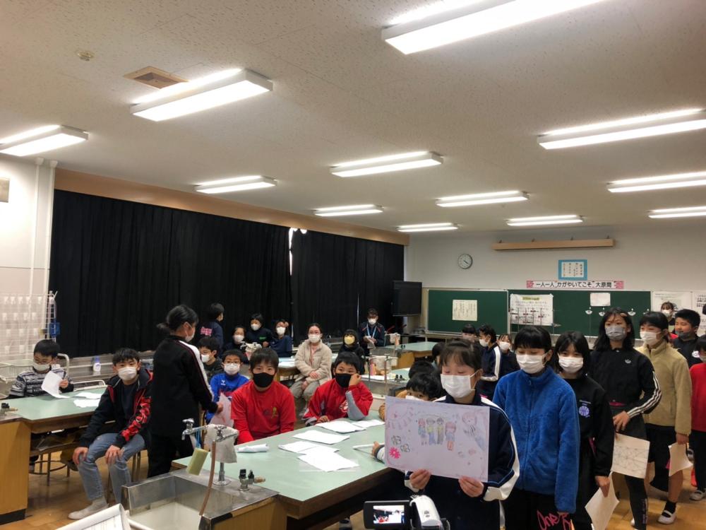 日本の文化を紹介する児童