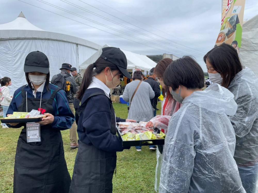 一般の方に考案したクグロフの無料配布をする那須拓陽高校生