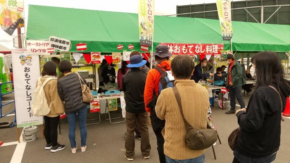 おもてなしブースにてたくさんお客さんが並んでいる様子
