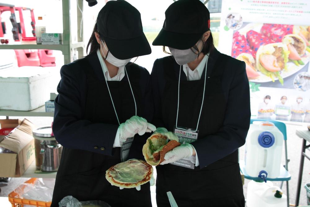 シュニぽてとて焼を作っている高校生