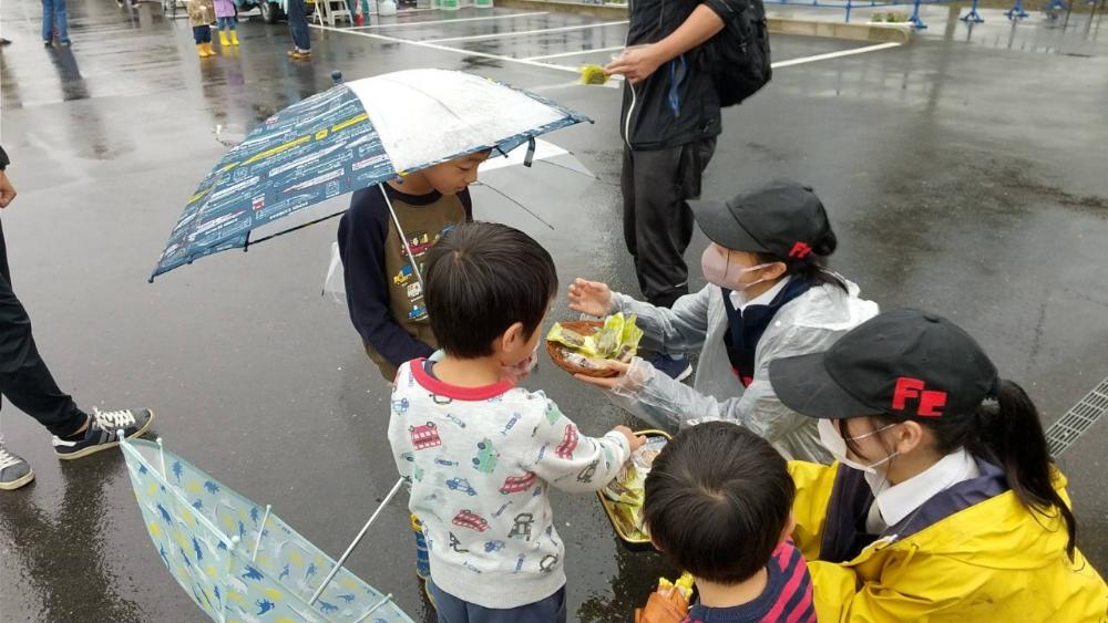 無料配布をする高校生