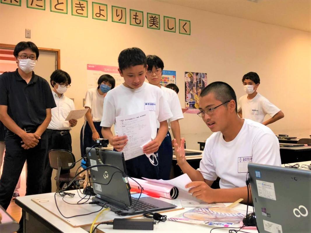 選手に一生懸命英語で説明する生徒
