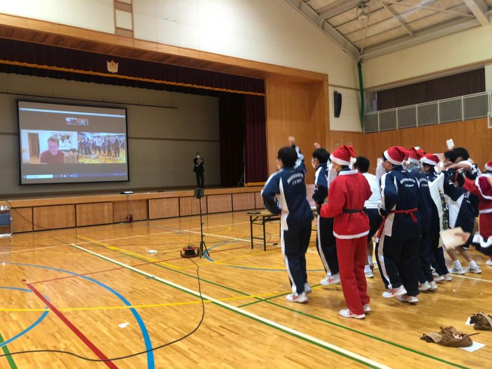 オネア選手にクリスマスソングを披露している生徒