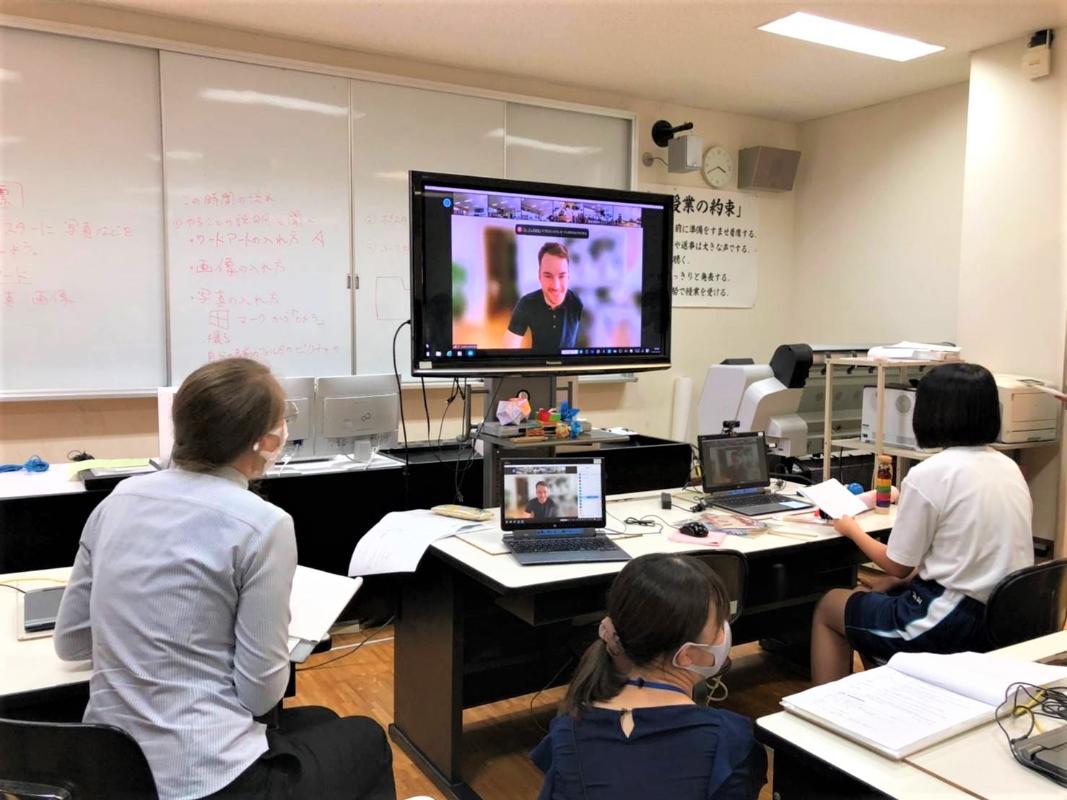 選手に英語で質問する生徒