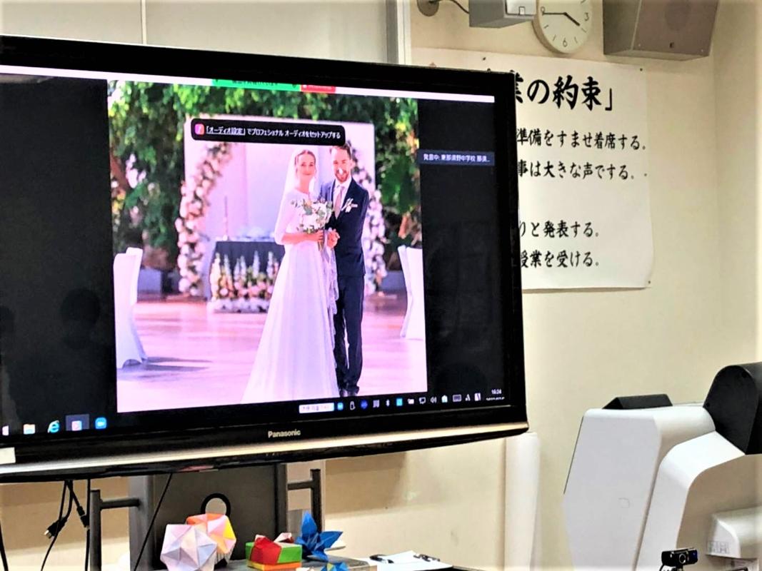 生徒たちが選手へ作成した結婚を祝福した動画を上映中
