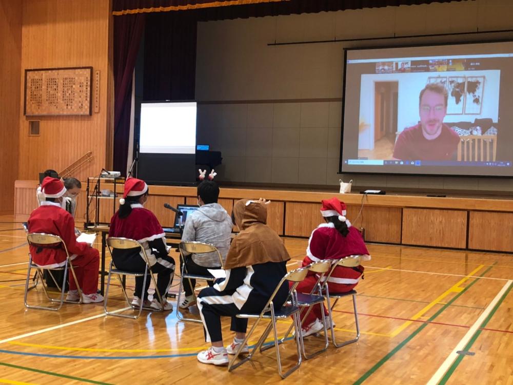 実行委員会の代表生徒がオネア選手に質問している様子