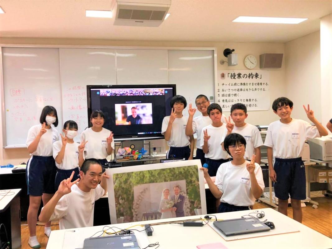 選手と記念撮影する生徒たち