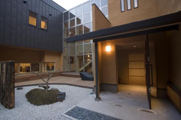 枯山水をイメージした庭に和風モダンな建物の有限会社山喜荘の写真