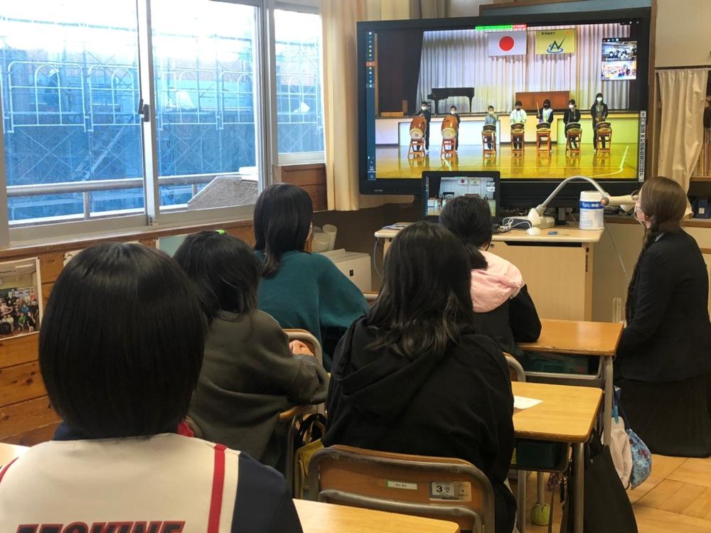 エルヴィンモーザー小学校の動画を見る児童たち