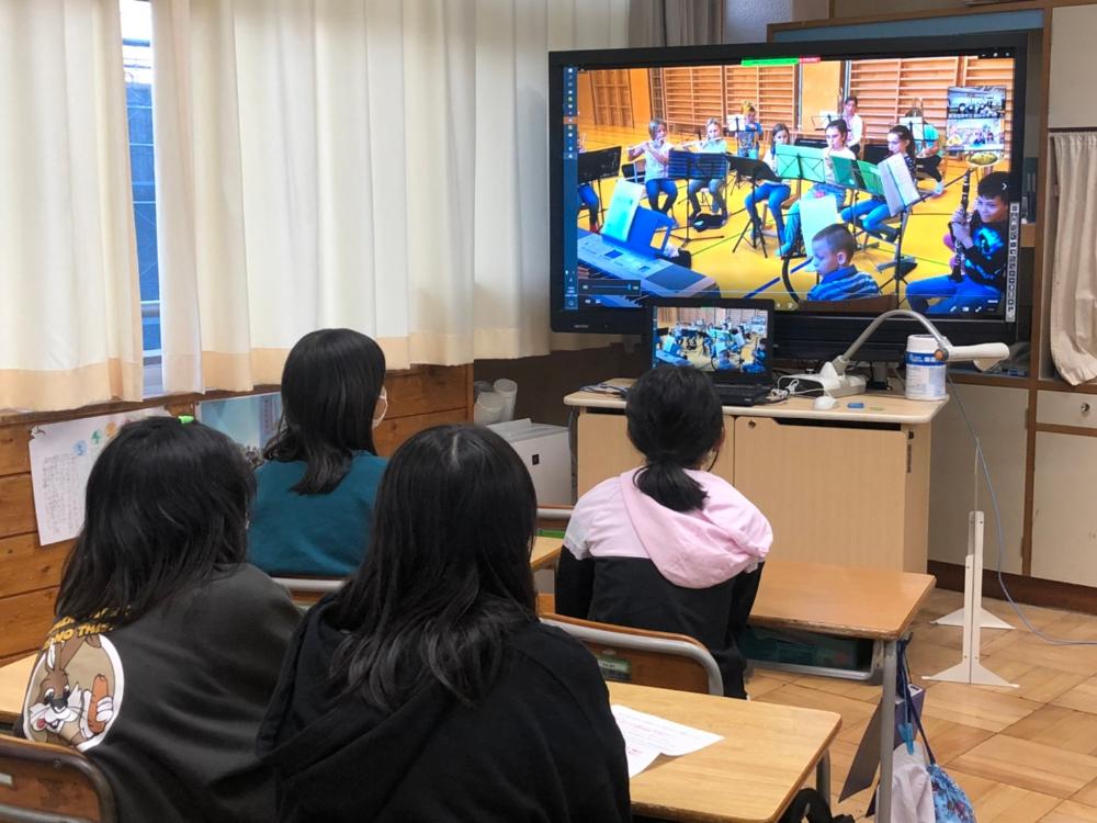 はちみつ採取の動画を見る児童たち
