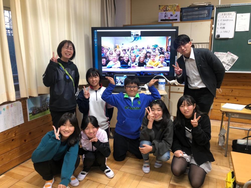 お互いに質問し合う児童たち