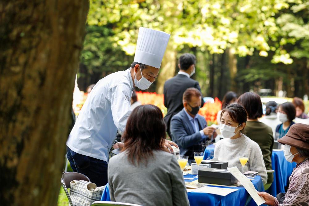 市民の方々と会話をする八芳園のシェフ