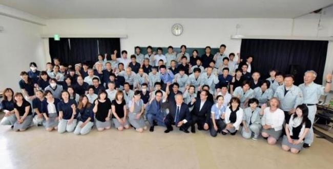 広い部屋に制服やスーツを着た社員の方々が並んで写真に映る様子の株式会社バンテックの写真