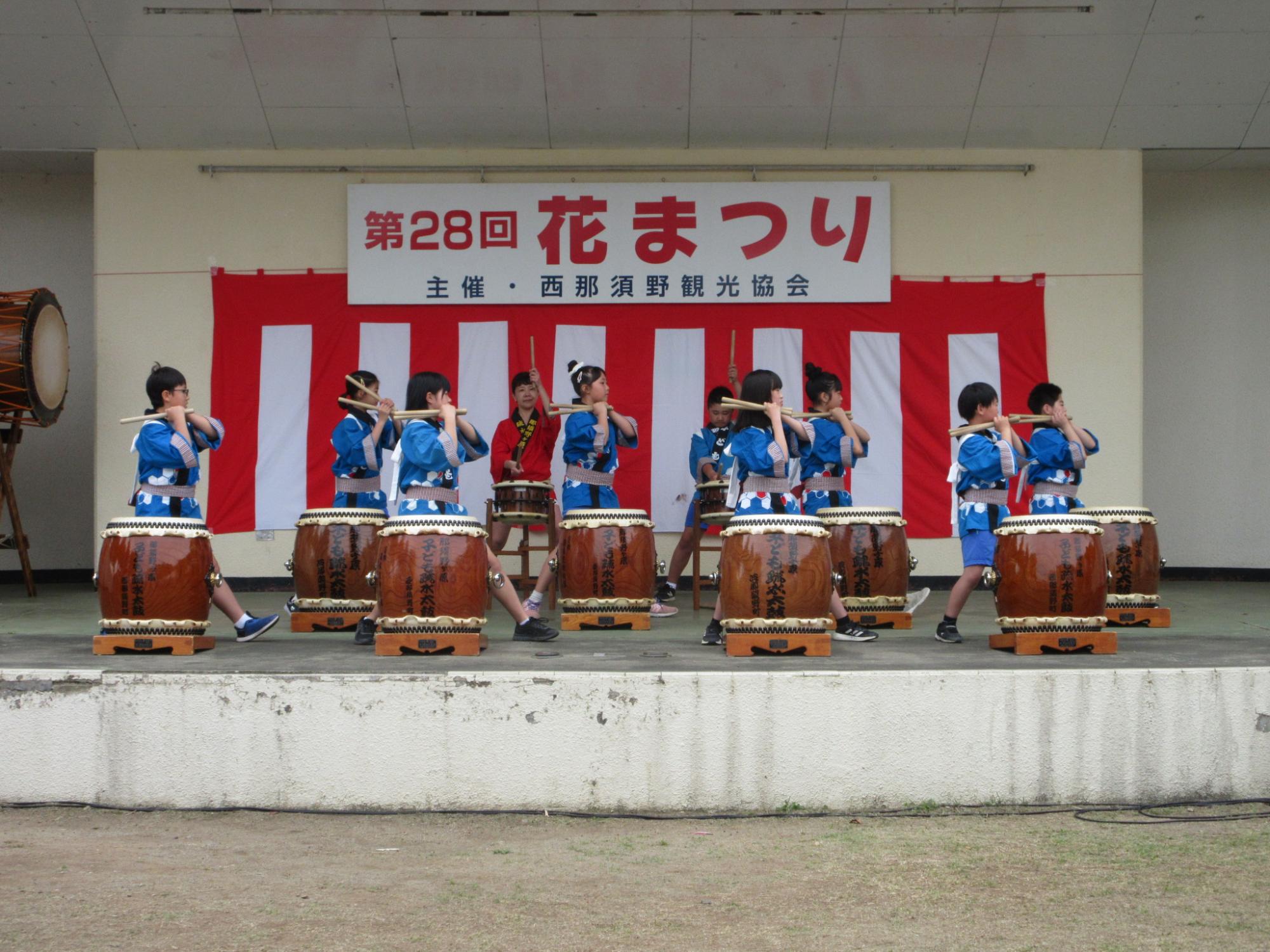 花まつりにて演奏している写真