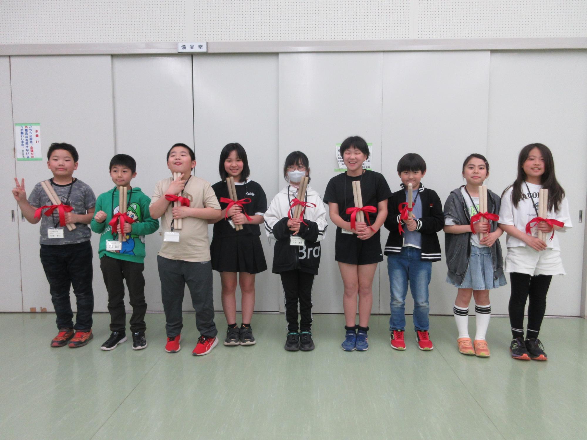 令和7年度入団した小学4年生3人が並んで集合写真
