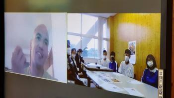 市立厚崎中学校の特別教室でおこなわれたオンライン交流会において、フリューヴィルト選手と生徒たちの画面が横に並んで分割表示されている電子黒板の写真フリューヴィルト選手は右手を動かしながら話している。
